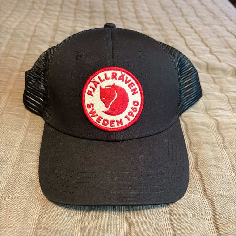 Fjallraven Black Cap with Red Logo